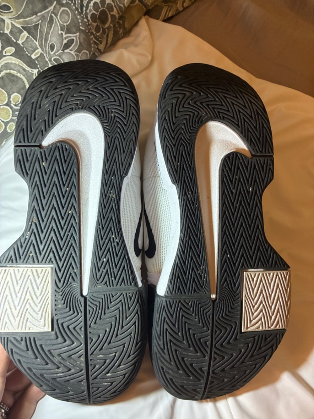 Nike White and Black Low-Top‎ Lace-Up Sneakers - Picture 5 of 6